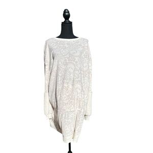 NWT Women’s soft crème sweater with a crew neck XL front pockets by Vera Wang